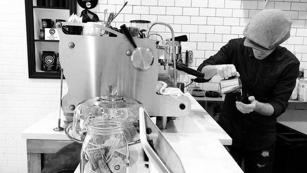 Hobi Ngopi, Yuk Intip Gaya Jason Mraz Saat Minum dan Meracik Kopi