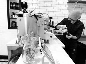 Hobi Ngopi, Yuk Intip Gaya Jason Mraz Saat Minum dan Meracik Kopi