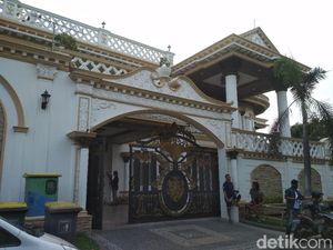 Seperti Istana, Begini Kediaman Sule di Bekasi