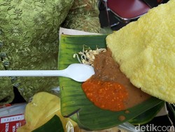 Mlaku-mlaku Nang Tunjungan, Ojok Lali Mangan Semanggi, Rek!