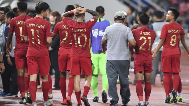 Timnas Indonesia dipastikan gagal ke semifinal Piala AFF 2018 setelah Filipina dan Thailand bermain imbang 1-1. (