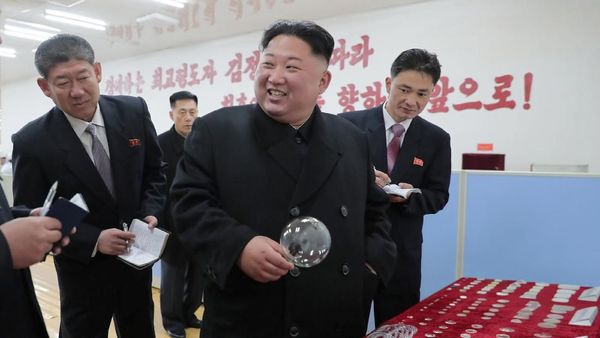 Foto: Gaya Kim Jong Un Blusukan ke Pabrik Gelas Daekwan