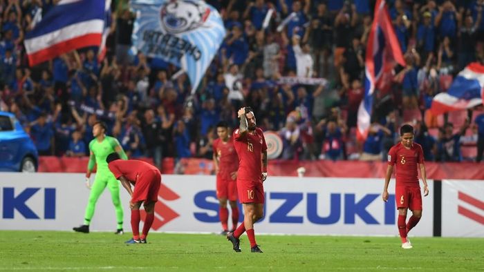 Pemain timnas Indonesia usai kalah dari Thailand di laga kedua Grup B Piala AFF 2018. (Foto: Akbar Nugroho Gumay/Antara) Pemain timnas Indonesia usai kalah dari Thailand di laga kedua Grup B Piala AFF 2018. (Foto: Akbar Nugroho Gumay/Antara)