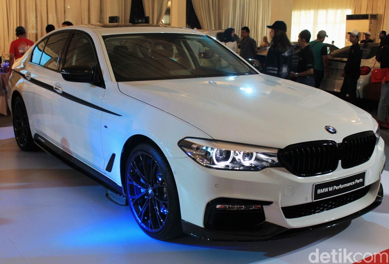 BMW Seri 5 M Performance Parts modifikasi yang dikeluarkan resmi oleh BMW AG tanpa menghanguskan garansi. Foto: Rangga Rahadiansyah BMW Seri 5 M Performance Parts modifikasi yang dikeluarkan resmi oleh BMW AG tanpa menghanguskan garansi. Foto: Rangga Rahadiansyah
