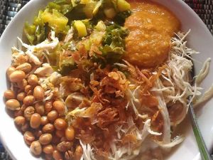 Yuk, Sarapan Bubur Ayam Sukabumi yang Gurih Segar!