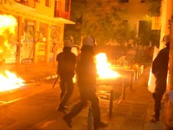 Api Membara di Bentrokan Polisi dan Demonstran di Yunani