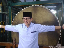 Bergaya di Depan Bedug Raksasa, Sandi Bicara Perbaikan Ekonomi