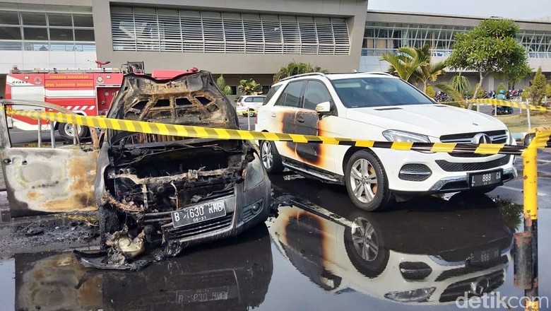 Ilustrasi kendaraan beroda empat terbakar Foto: Suparno Ilustrasi kendaraan beroda empat terbakar Foto: Suparno