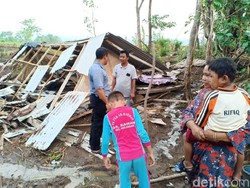 Video Amukan Puting Beliung Robohkan Rumah di Probolinggo