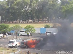 Mobil Ini Ludes Terbakar di Parkiran Bandara Juanda