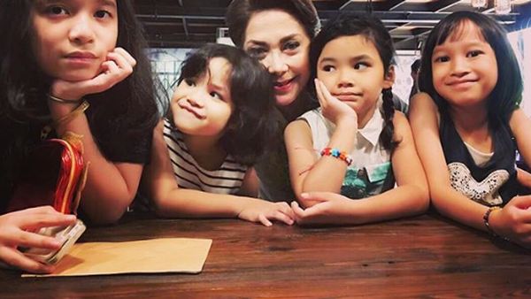 Sweet! Keseruan Widyawati saat Habiskan Waktu Bareng Cucu