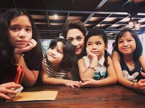 Sweet! Keseruan Widyawati saat Habiskan Waktu Bareng Cucu