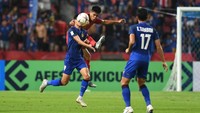 Namun Thailand langsung membalikkan keadaan dengan mencetak dua gol di sisa waktu babak pertama. Foto: ANTARA FOTO/Akbar Nugroho Gumay/kye