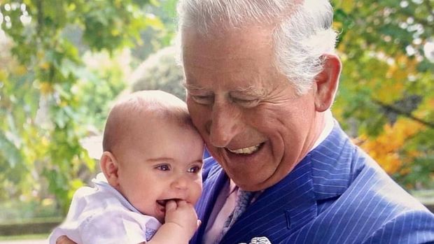 Pangeran Louis bersama kakeknya, Pangeran Charles/