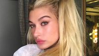 Deretan Gaya Selfie Terseksi Hailey Baldwin, Istri Justin Bieber