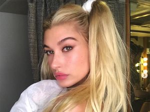Deretan Gaya Selfie Terseksi Hailey Baldwin, Istri Justin Bieber Deretan Gaya Selfie Terseksi Hailey Baldwin, Istri Justin Bieber