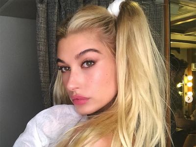 Deretan Gaya Selfie Terseksi Hailey Baldwin, Istri Justin Bieber