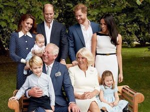 Momen Menggemaskan Saat Pangeran Charles Dijahili Cucu