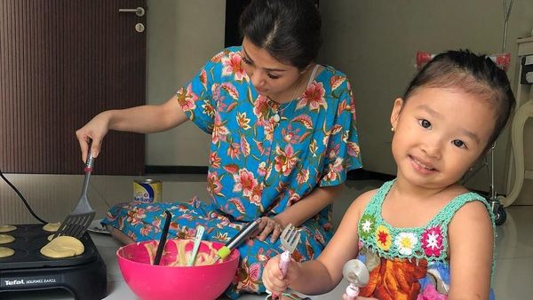 Mungilnya Thalia Onsu Saat Makan, Masak hingga Panen Sayuran