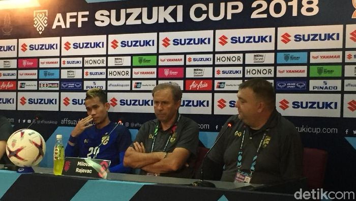 Sanrawat Dechmitr (kiri) dan pelatih Thailand Milovan Rajevac (tengah) (Foto: detikSport/Yanu Arifin) Sanrawat Dechmitr (kiri) dan pelatih Thailand Milovan Rajevac (tengah) (Foto: detikSport/Yanu Arifin)