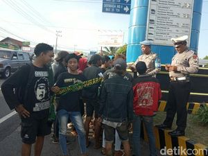 Polisi Halau Bonek Tak Ber-KTP Menyeberang Ke Bali