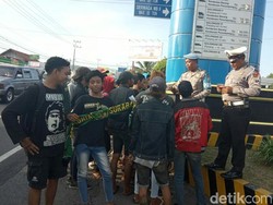 Polisi Halau Bonek Tak Ber-KTP Menyeberang Ke Bali