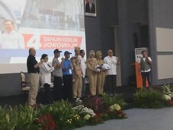 Bikin Kuis di Diklat STPI, Menhub Bagi 5 Ponsel dan 10 Helm