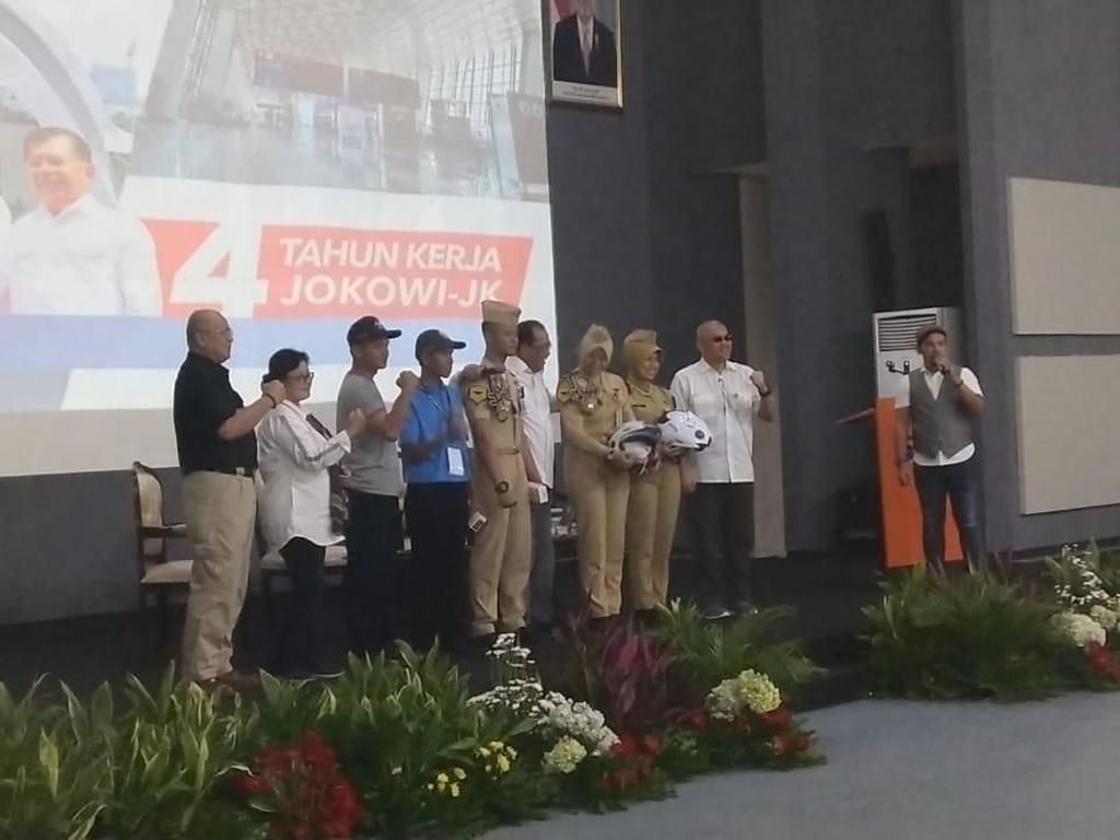 Bikin Kuis di Diklat STPI, Menhub Bagi 5 Ponsel dan 10 Helm Bikin Kuis di Diklat STPI, Menhub Bagi 5 Ponsel dan 10 Helm