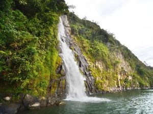 Air Terjun Cantik yang Langsung Mengalir ke Danau Toba