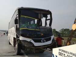 Bus Seruduk Truk di Tol Ngawi-Wilangan, 6 Penumpang Terluka