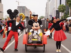 Naik Becak, Mickey Mouse Pakai Batik di Parade Ultah ke-90