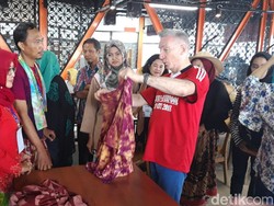 Saat Wakil Wali Kota Liverpool Kepincut Batik Jumputan Surabaya