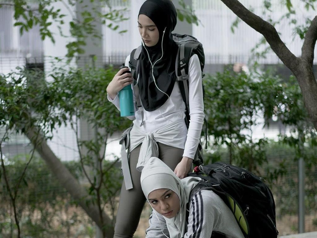 Unik, Hijab Olahraga Ini Punya Lubang Khusus Untuk Headset