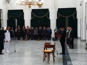 Ridwan Kamil Lantik Kepala BPBD Jabar Jadi Pj Bupati Cirebon Ridwan Kamil Lantik Kepala BPBD Jabar Jadi Pj Bupati Cirebon