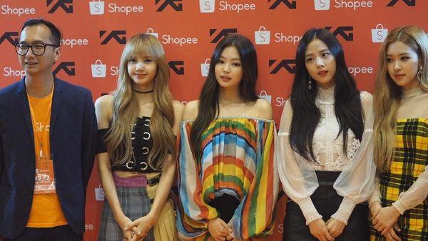 Penampilan Seksi BLACKPINK Pamer Kaki Jenjang Saat Konser di Sentul