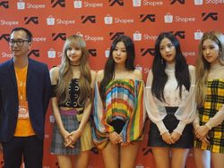 Penampilan Seksi BLACKPINK Pamer Kaki Jenjang Saat Konser di Sentul