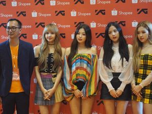 Penampilan Seksi BLACKPINK Pamer Kaki Jenjang Saat Konser di Sentul