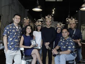 Tascha Liudmila Ajak Anak Berani Potong Rambut Lewat Buku Tascha Liudmila Ajak Anak Berani Potong Rambut Lewat Buku