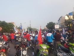 Polisi Hadang Massa Buruh yang Mau Demo di Rumah Gubernur Banten