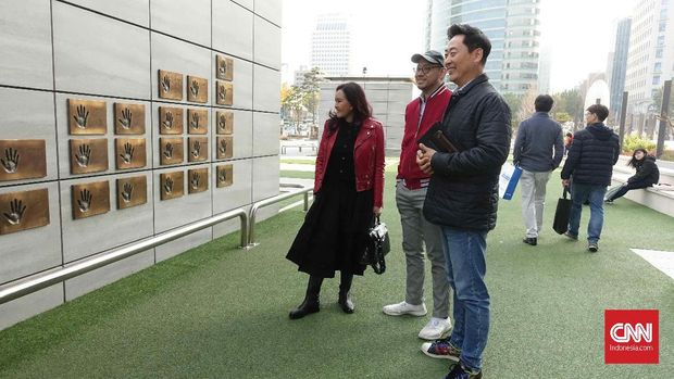 CEO Trans Media Atiek Nurwahyuni melihat plat cetak tangan dari artis-artis SM Entertainment.