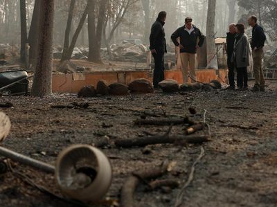 Momen Trump Tinjau Lokasi Pasca Kebakaran di California