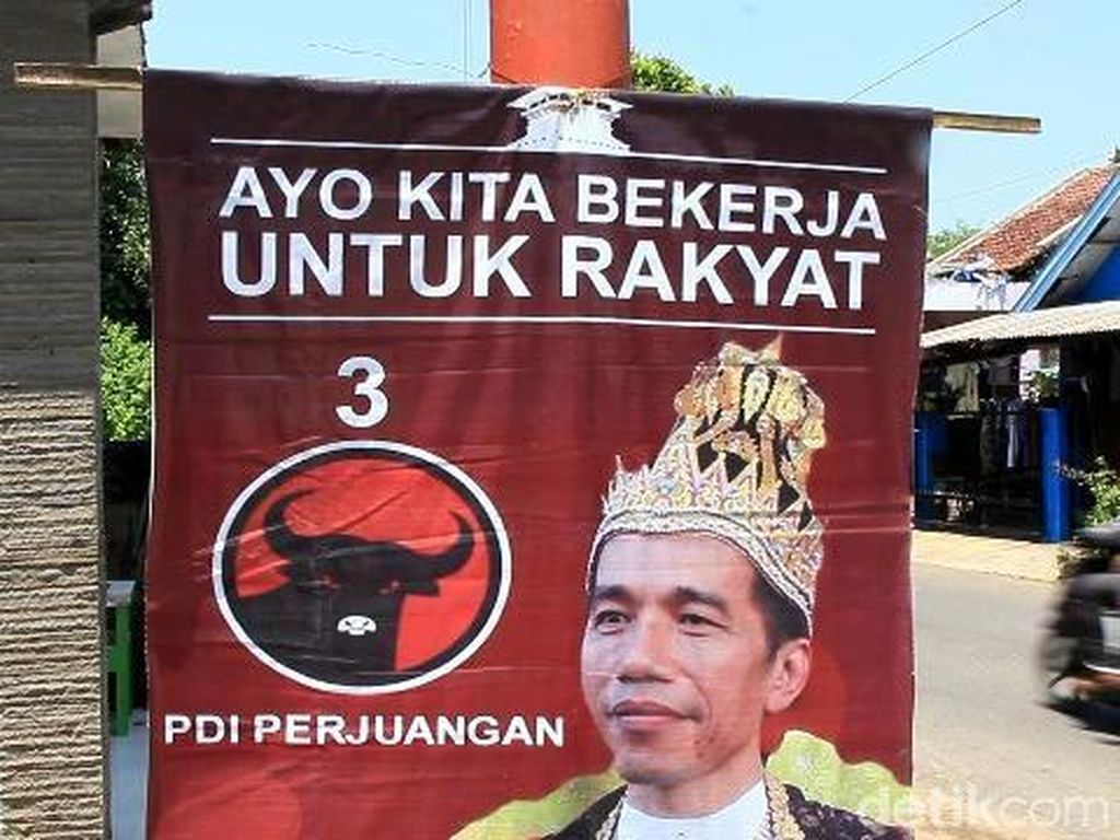 Pengurus Yayasan Protes Logo Menara Kudus di Poster Raja Jokowi Pengurus Yayasan Protes Logo Menara Kudus di Poster Raja Jokowi