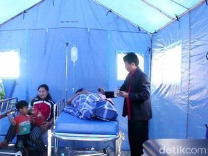 Pengungsi Gempa di Mamasa Melahirkan di Tenda Darurat