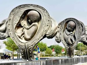 Patung Rahim Raksasa di Rumah Sakit Qatar Ini Jadi Kontroversi Patung Rahim Raksasa di Rumah Sakit Qatar Ini Jadi Kontroversi