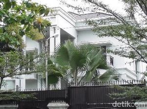 Rumah Mewah Bupati Pakpak Bharat Sepi, Mobilnya Disegel KPK