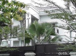 Rumah Mewah Bupati Pakpak Bharat Sepi, Mobilnya Disegel KPK