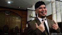 Pakai Blangkon, Ahmad Dhani Jalani Sidang Tuntutan