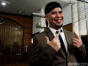 Pakai Blangkon, Ahmad Dhani Jalani Sidang Tuntutan