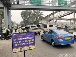 Razia di Jakbar, Pengendara Bisa Langsung Bayar Pajak di Lokasi