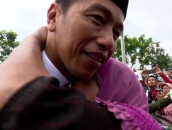 Saat Jokowi Dihampiri dan Dipeluk Nenek di Lamongan